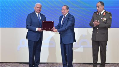 الرئيس السيسي أثناء تكريم الفريق أول عبد المجيد صقر