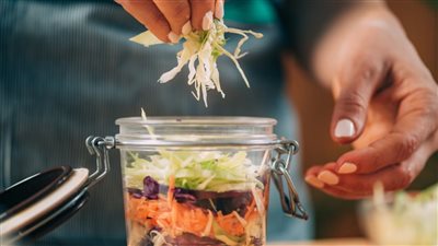 كيف تواجه الشيخوخة بتعديل ميكروبات الأمعاء؟