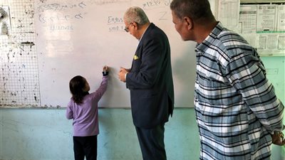 مدير تعليم البحر الأحمر يتفقد مدرسة البحر الأحمر الابتدائية لمتابعة انتظام الدراسة..صور