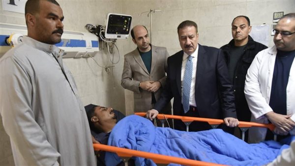 محافظ بورسعيد يطمئن على الحالة الصحية لمصابي حادث 30 يونيو و