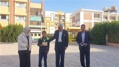 وكيل تعليم البحر الأحمر يشارك طلاب «الأمل للصم» طابور الصباح بالغردقة