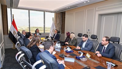 وزير التموين يعقد اجتماعًا مع مؤسسة حياة كريمة لتعزيز العمل المشترك