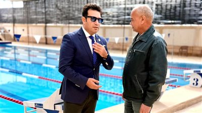 الدكتور محمد فوزي يتفقد حمام السباحة 