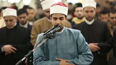  الطالب النابغ محمد رضا قابيل يؤم المصلين في صلاة التراويح بالجامع الأزهر