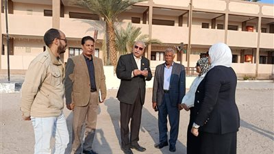مدير تعليم البحر الأحمر يتابع انتظام الدراسة داخل مدرسة “WE”...صور