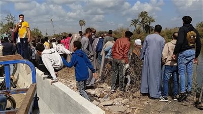 بالصورة.... سقوط سيارة أجرة ميكروباص بمياه ترعة الإبراهيمية بالمنيا 