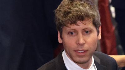 سام ألتمان يدافع عن استهلاك الذكاء الاصطناعي للطاقة ويقارنها بالطاقة البشرية