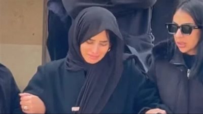 انهيار زينة في جنازة شقيقها (صور)