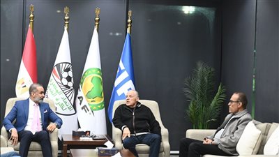 هاني أبو ريدة يجتمع مع مدير المنتخبات العراقية