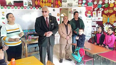 مصطفى عبده يتابع مستوى التعليم وأنشطة رياض الأطفال ويشجع على الإبداع