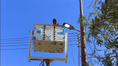 بالصور.. تركيب 100 كشاف إنارة لسهولة الرؤية الليلية بشوارع الأقصر