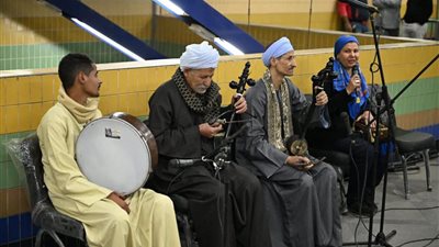 تفاعل جماهيري واسع مع عروض السيرة الهلالية في مترو القاهرة 