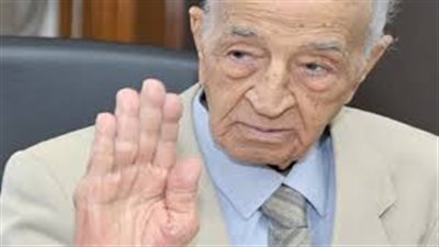 وفاة الإعلامي الكبير فهمي عمر شيخ الإذاعيين ورئيس الإذاعة المصرية الأسبق 