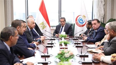 وزير الصحة يبحث مع شركتي «تكنويڤ» و«ميدبوت» تفعيل تقنية الروبوت الجراحي