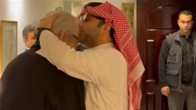 تركي آل الشيخ يزور فاروق حسني في منزله بالقاهرة ويقبل رأسه