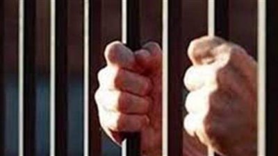 حبس 3 متهمين بالتعدي على سائق وسرقته بالإكراه