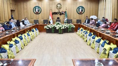 محافظ المنوفية يسلم مساعدات مالية وعينية لـ 35 حالة إنسانية وذوي الهمم