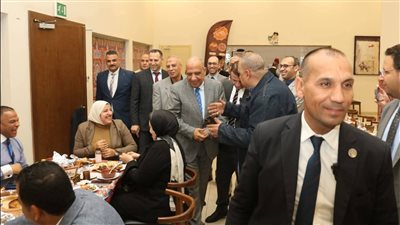 وزير الكهرباء يشارك العاملين إفطارهم.. ويؤكد: الإنسان أولا