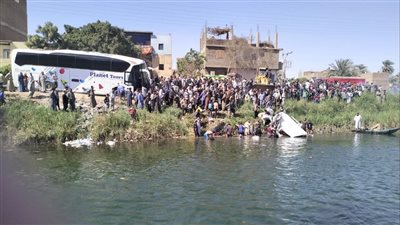 إصابة 14 شخصا في حادث تصادم سيارتين بالطريق الزراعي الغربي بالأقصر