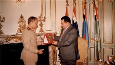 الرئيس مبارك واللواء سمير فرج