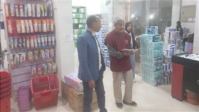 بالصور.. تحرير 16 محضرا خلال حملة لمتابعة رخص المحلات بالأقصر