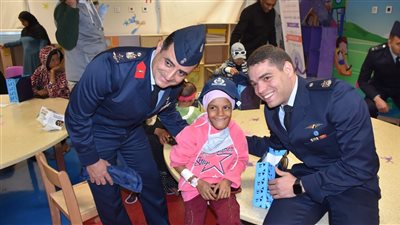 بالصور.. قيادة المنطقة الجوية تقدم الدعم النفسي لأطفال مرضى الأورام بالصعيد