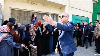 محافظ المنيا يتابع صرف المنحة التموينية ويوجه بتسهيل الإجراءات وتقليل التزاحم