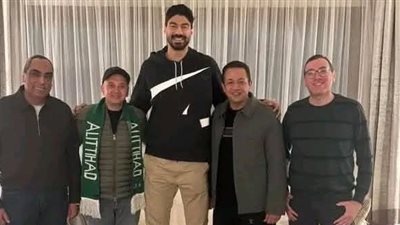 محمد احمد سلامه رئيس نادي الاتحاد السكندري مع اللاعب انس اسا