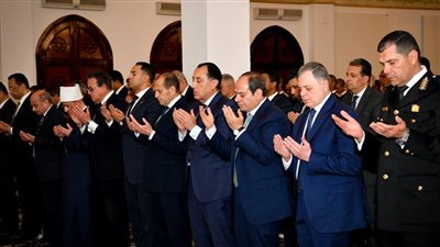  الرئيس عبد الفتاح السيسي خلال صلاة العشاء والتراويح