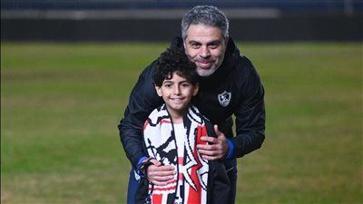 معتمد جمال مع الطفل الفلسطيني سمير محمد 