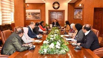 محافظ بورسعيد يعقد اجتماعًا لمتابعة الانتهاء من توصيل الكهرباء لمحطة حي غرب