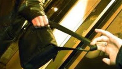 سرقة حقيبة يد تحتوي على مصوغات ذهبية ومبالغ مالية