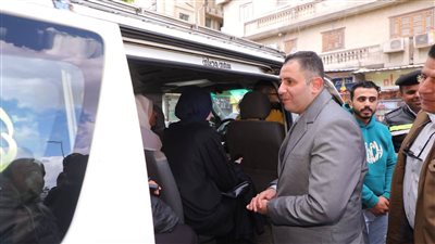 محافظ دمياط يلتقي المواطنين للتأكد من الالتزام بتسعيرة الركوب بعد تحريك أسعار الوقود