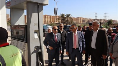 محافظ القليوبية يتفقد محطات الوقود والمواقف للتأكد من الالتزام بالتعريفة الجديدة 