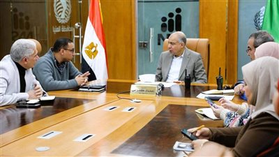 محافظ المنيا يتفقد المواقف ومحطات الوقود لمتابعة تطبيق التعريفة الجديدة للمواصلات 