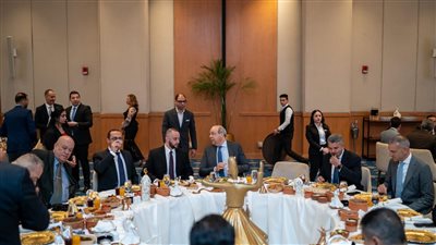 وزير الطيران وقيادات الوزارة والشركات التابعة ورئيس الرابطة