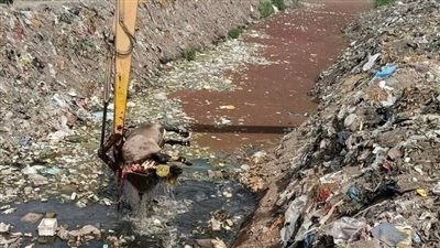 استجابة لشكاوى الأهالي.. حملة موسعة لتطهير مصرف قونة ورفع القمامة والحيوانات النافقة ببسيون