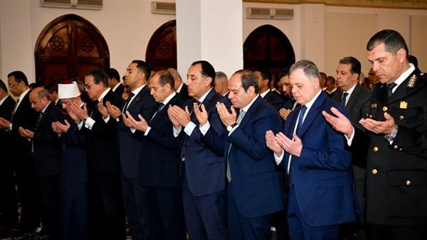  الرئيس عبد الفتاح السيسي خلال صلاة العشاء والتراويح