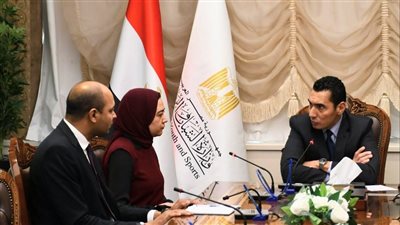 وزير الشباب والرياضة خلال لقاءه مع لاعبة المنتخب الوطني للشطرنج شروق وفا