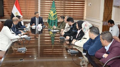 محافظ القليوبية يبحث تعزيز خطوط النقل الجماعي وتطوير المواقف بالمحافظة