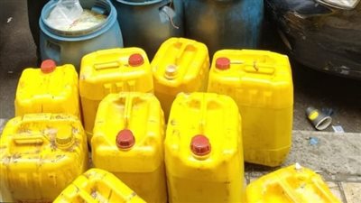 ضبط 17 طن زيت طعام مجهول المصدر داخل مخزن بالقليوبية