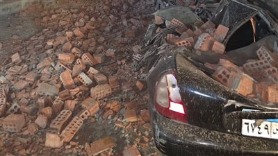 انهيار حائط في برج مخالف بالمنيا دون إصابات وتضرر 3 سيارات