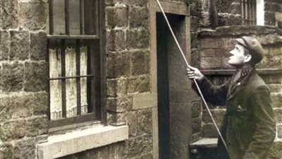 “موظف الاستيقاظ”.. المهنة التي أيقظت عمال أوروبا قبل اختراع المنبهات..صور