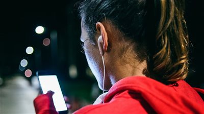 كم مرة يجب تنظيف سماعات الرأس؟ وماذا يحدث في حال إهمالها؟