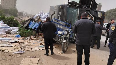 إصابة 11 شخصًا في تصادم سيارة نقل ومركبات تروسيكل بالقليوبية
