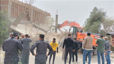 بالصور.. إزالة شدة خشبية لبناء مخالف خلال حملة إزالة في الأقصر