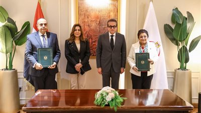 وزيرا الصحة والتنمية المحلية يشهدان توقيع بروتوكول لدعم الاستراتيجية الوطنية للسكان