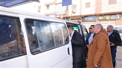 محافظ دمياط يتابع سير العمل بموقف سيارات الأجرة بميت أبو غالب 