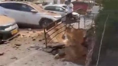 بالفيديو.. لحظة سقوط صاروخ إيراني في وسط إسرائيل