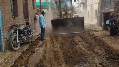 بالصور.. رفع كفاءة الشوارع وإعادة تمهيدها عقب انتهاء أعمال الصرف الصحي بالأقصر